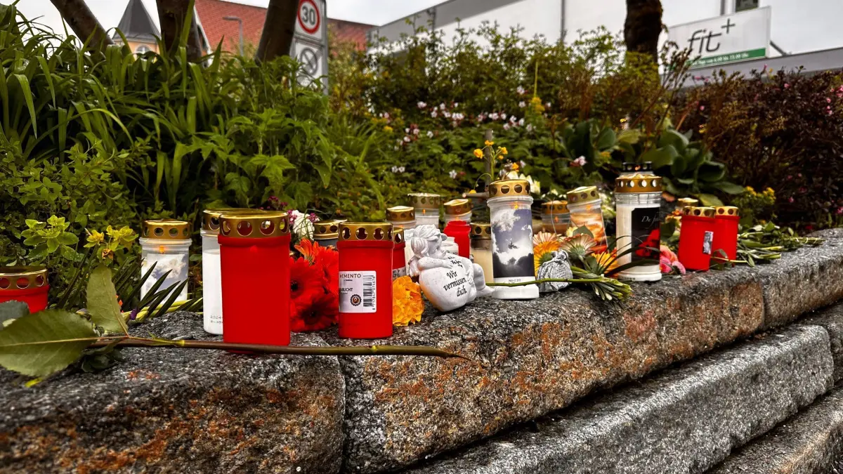 Blumen und Kerzen im Allgäu nach Tod eines Obdachlosen: ARCHIV - 08.05.2024, Bayern, Immenstadt: Nach dem Tod eines Obdachlosen nach einem mutmaßlichen Angriff stehen Blumen und Kerzen im Stadtzentrum von Immenstadt im Allgäu. Ein 17 Jahre alter Verdächtiger sitzt wegen Verdachts auf ein Tötungsdelikt in Untersuchungshaft. (zu dpa: «Auftakt im Allgäuer Mordprozess gegen Jugendlichen») Foto: Lisa Hild/dpa +++ dpa-Bildfunk +++