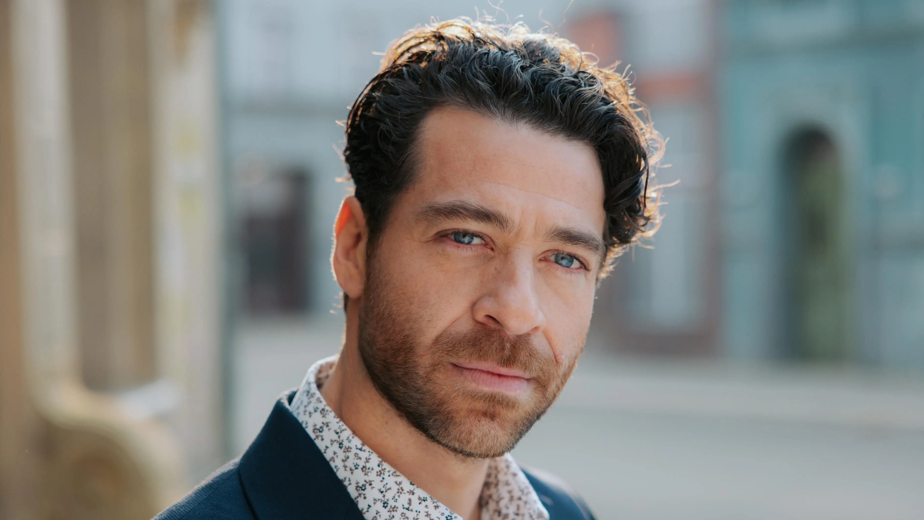 Carlos (Patrick Fernandez) hat wieder Ärger mit der Polizei.