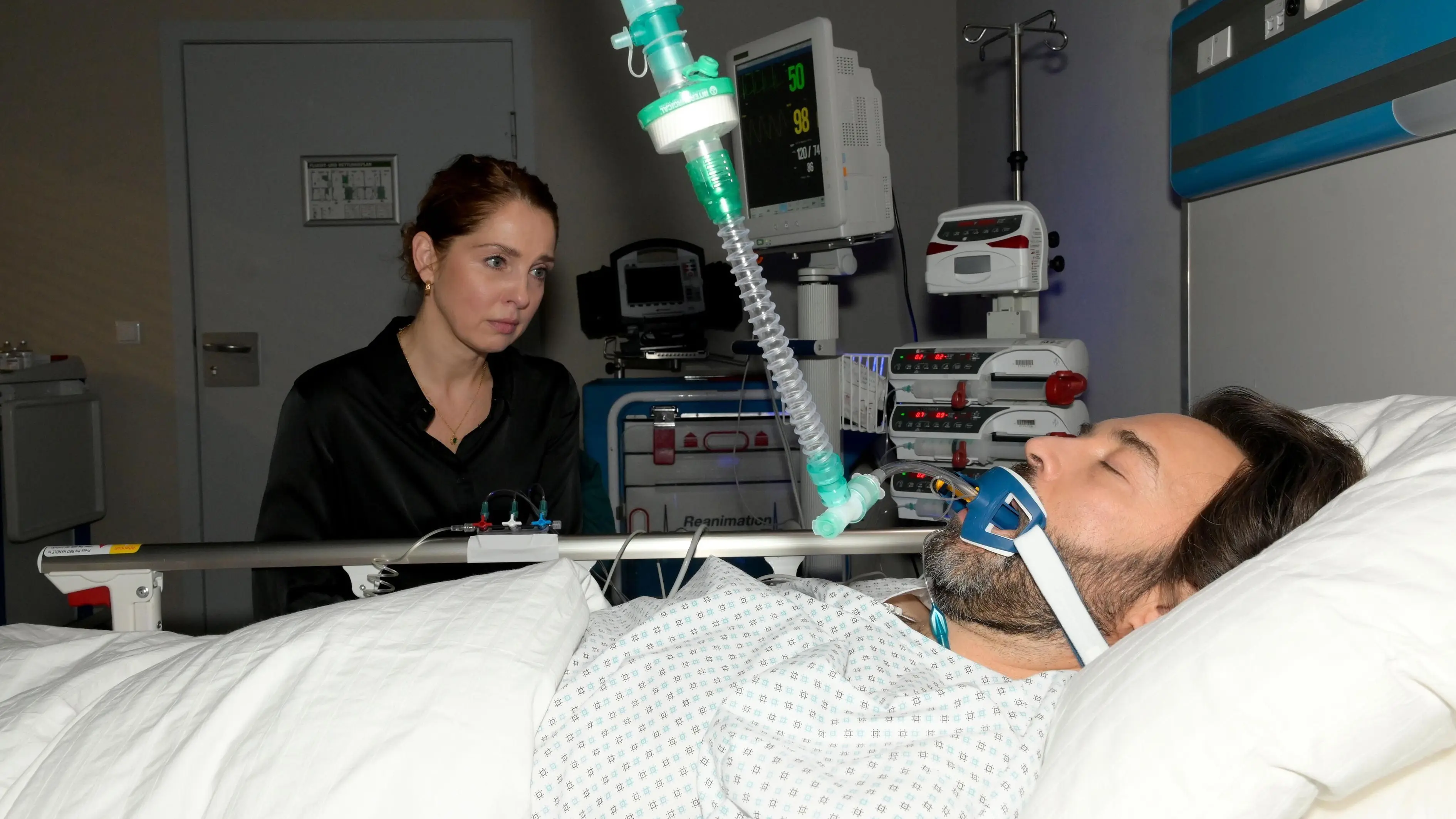 Nina (Maria Wedig) hat Angst, ihren Mann Pedro (Alberto Ruano) zu verlieren.