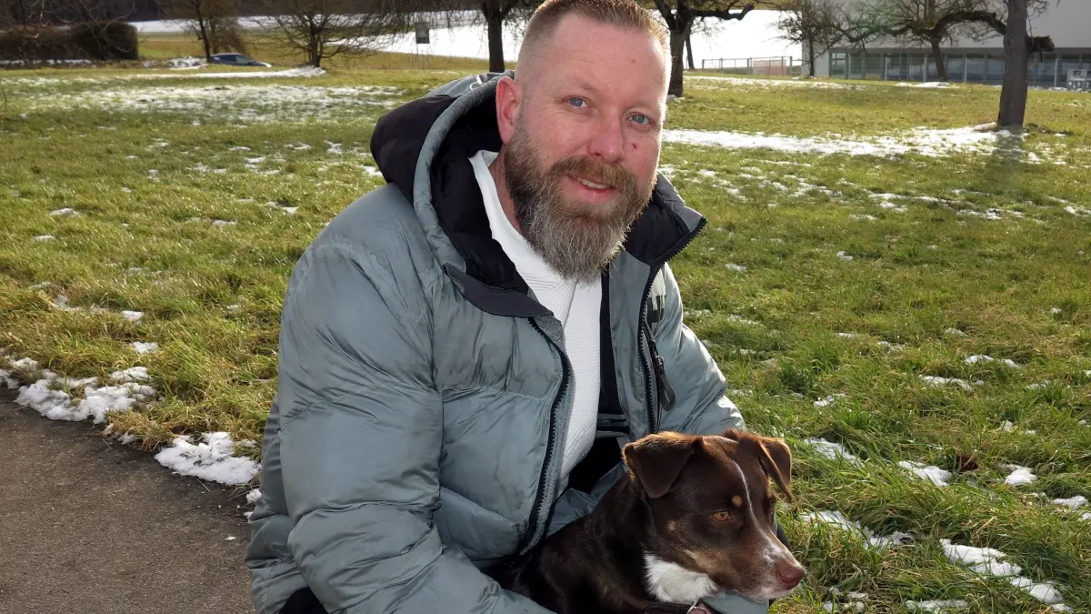 Oliver Brecht aus Beiningen mit Hündin Sally, die ihm täglich mit ihrem sechsten Sinn hilft und sogar zur Retterin geworden ist.