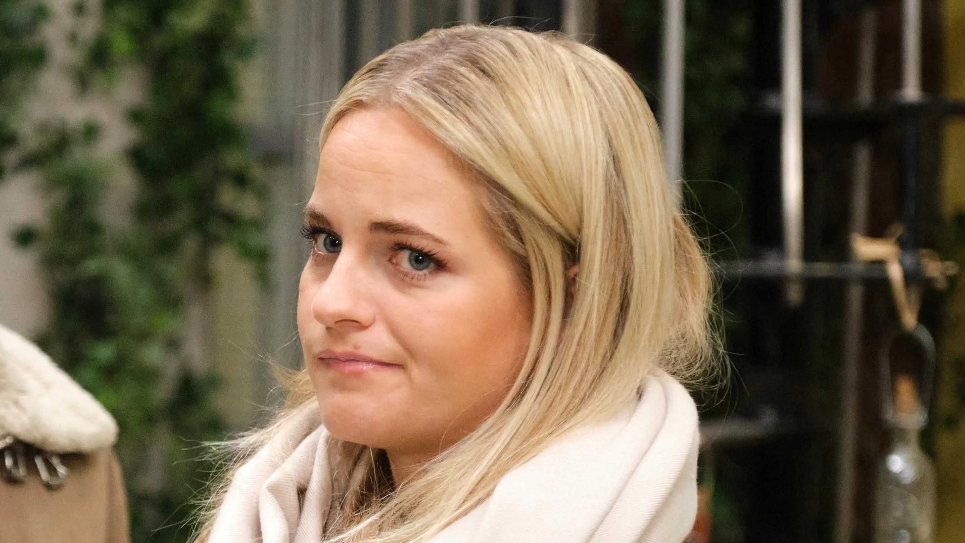 Cecilia (Carina Koller) wird klar, dass sie die Konditorei-Klausel nicht verheimlichen kann.