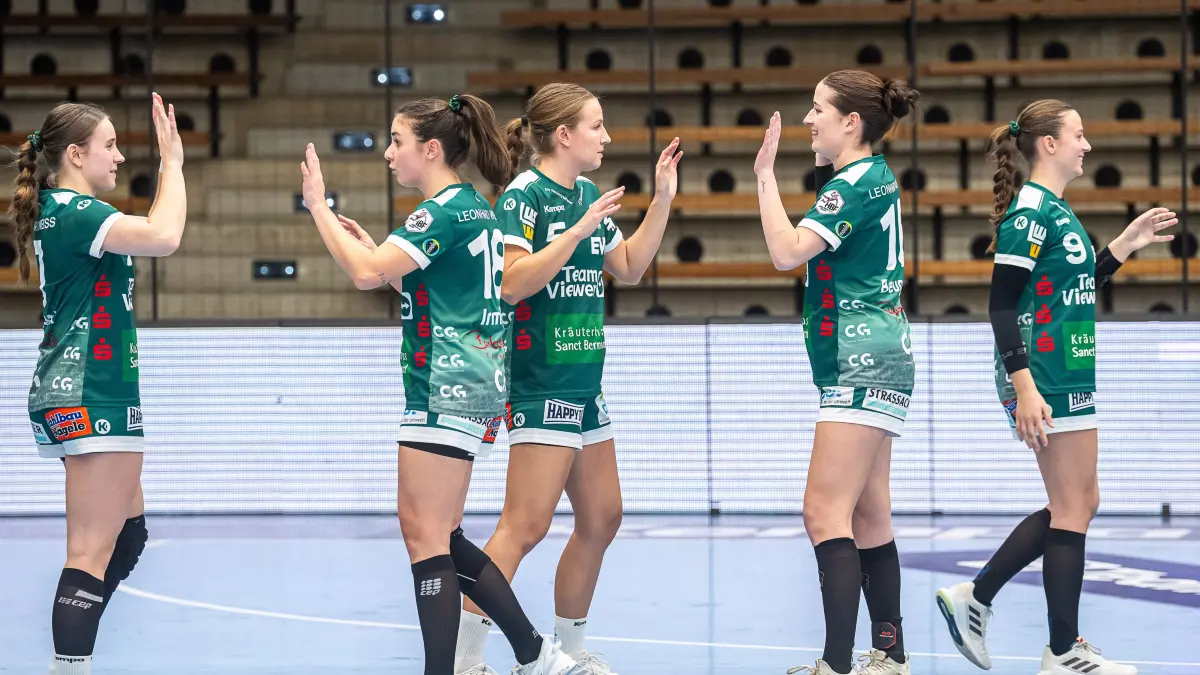 Frisch Auf Goeppingen vs. HB Ludwigsburg, Handball, 1. Bundesliga, Spielzeit 2024/2025, 08.01.2025: Lea Watzl (Frisch Auf Frauen, #07, Sarah Irmler (Frisch Auf Frauen, #18), Ann Kynast (Frisch Auf Frauen, #05), Greta Fuendling (Frisch Auf Frauen, #16) und Gianina Bianco (Frisch Auf Frauen, #09) klatschen sich ab, Frisch Auf Goeppingen vs. HB Ludwigsburg, Handball, 1. Bundesliga, Spielzeit 2024/2025, 08.01.2025
Foto: EIBNER/Michael Schmidt