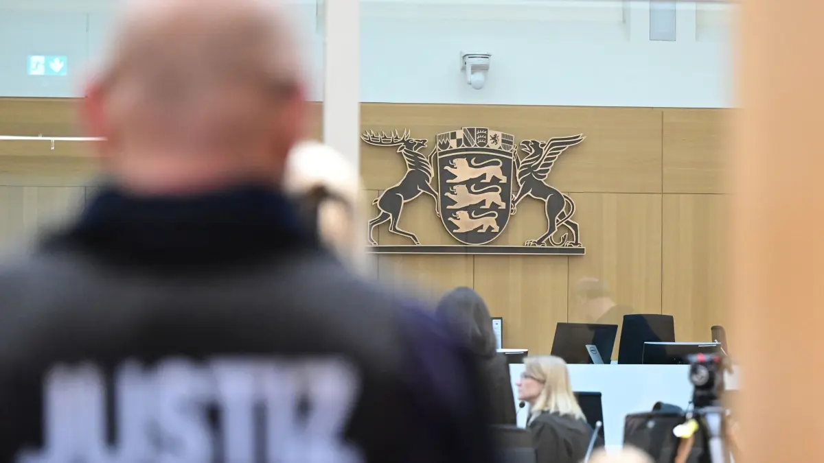 Beginn „Reichsbürger“-Prozess um Reuß-Gruppe: ARCHIV - 29.04.2024, Baden-Württemberg, Stuttgart: Ein Justizbeamter steht im Gerichtssaal in Stuttgart-Stammheim beim Beginn eines Prozesses um Reichsbürger, die mutmaßlich einen Umsturz in Deutschland geplant haben sollen. Das Oberlandesgericht verhandelt gegen neun Angeklagte aus der mutmaßlichen «Reichsbürger»-Gruppe um Heinrich XIII. Prinz Reuß. (zu dpa: «Mutmaßlicher Putschist will von Gewalt nichts gewusst haben») Foto: Bernd Weißbrod/dpa-Pool/dpa +++ dpa-Bildfunk +++