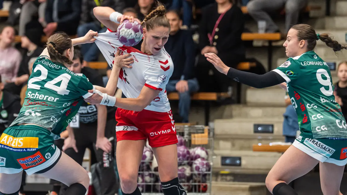 Frisch Auf Goeppingen vs. HB Ludwigsburg, Handball, 1. Bundesliga, Spielzeit 2024/2025, 08.01.2025: Xenia Smits (HB Ludwigsburg, #22) im Zweikampf mit Luisa Scherer (Frisch Auf Frauen, #24), Frisch Auf Goeppingen vs. HB Ludwigsburg, Handball, 1. Bundesliga, Spielzeit 2024/2025, 08.01.2025
Foto: EIBNER/Michael Schmidt