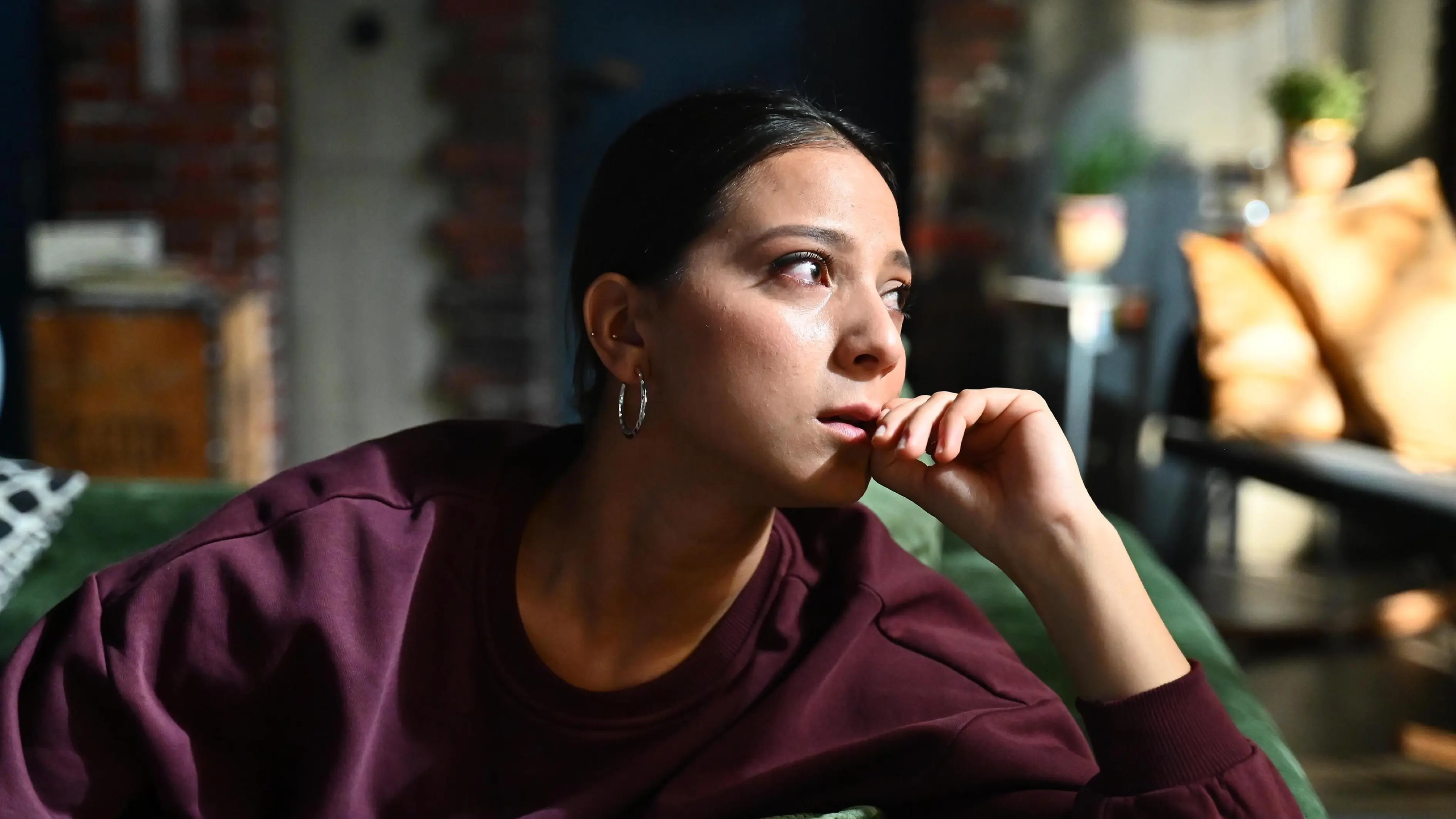 Charlie (Shaolyn Fernandez) vermisst ihre große Liebe Justus.