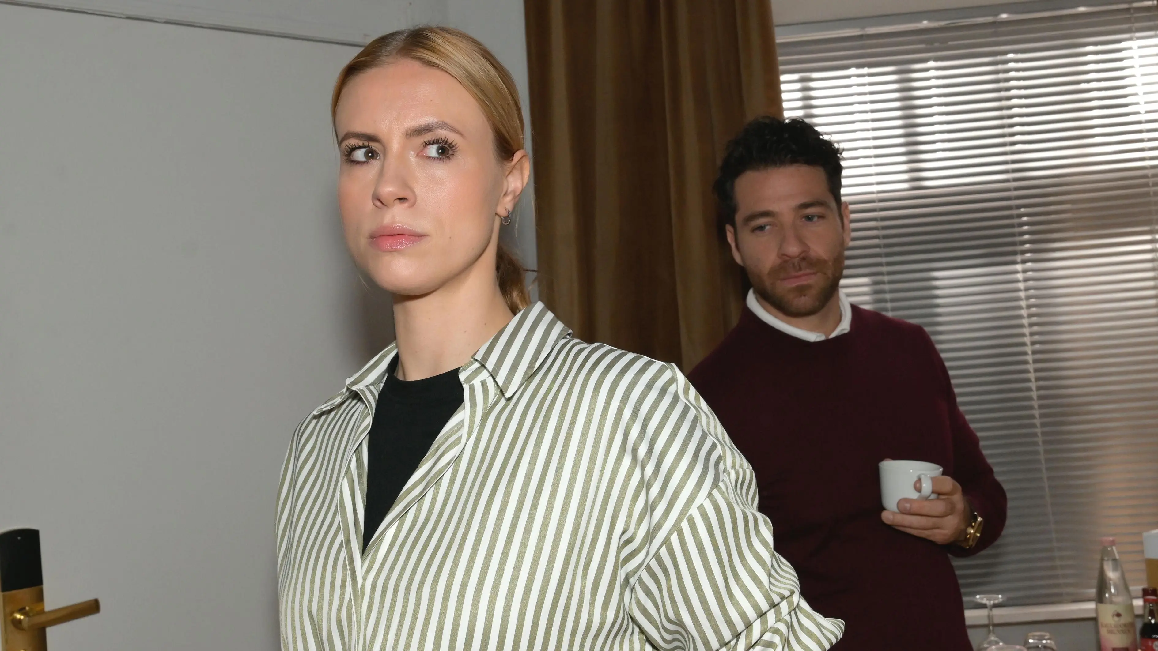 Zoe (Lara Dandelion Seibert) und Carlos (Patrick Fernandez) arbeiten zusammen.