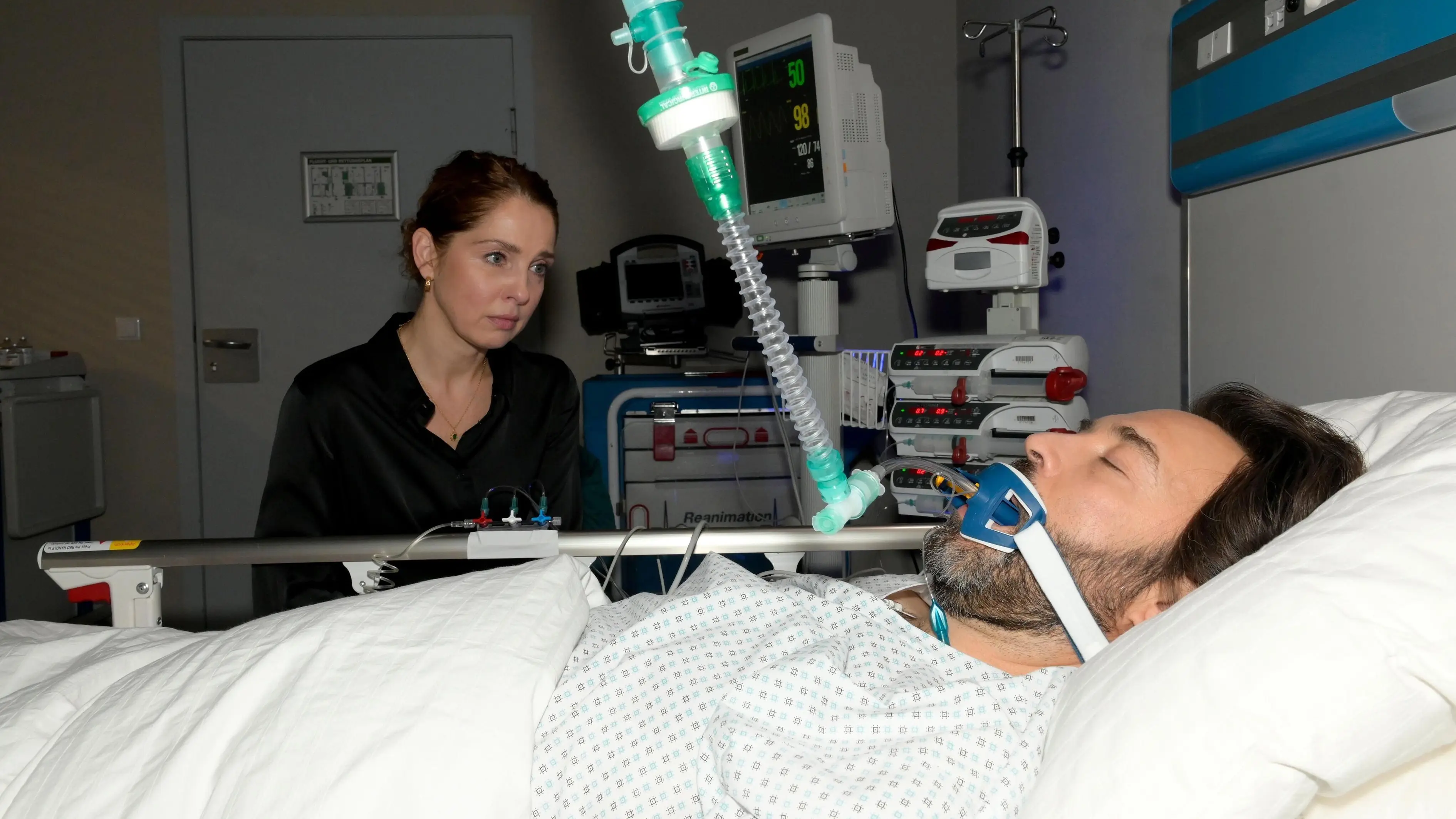 Nina (Maria Wedig) hat Angst, dass ihr Ehemann Pedro (Alberto Ruano) stirbt.