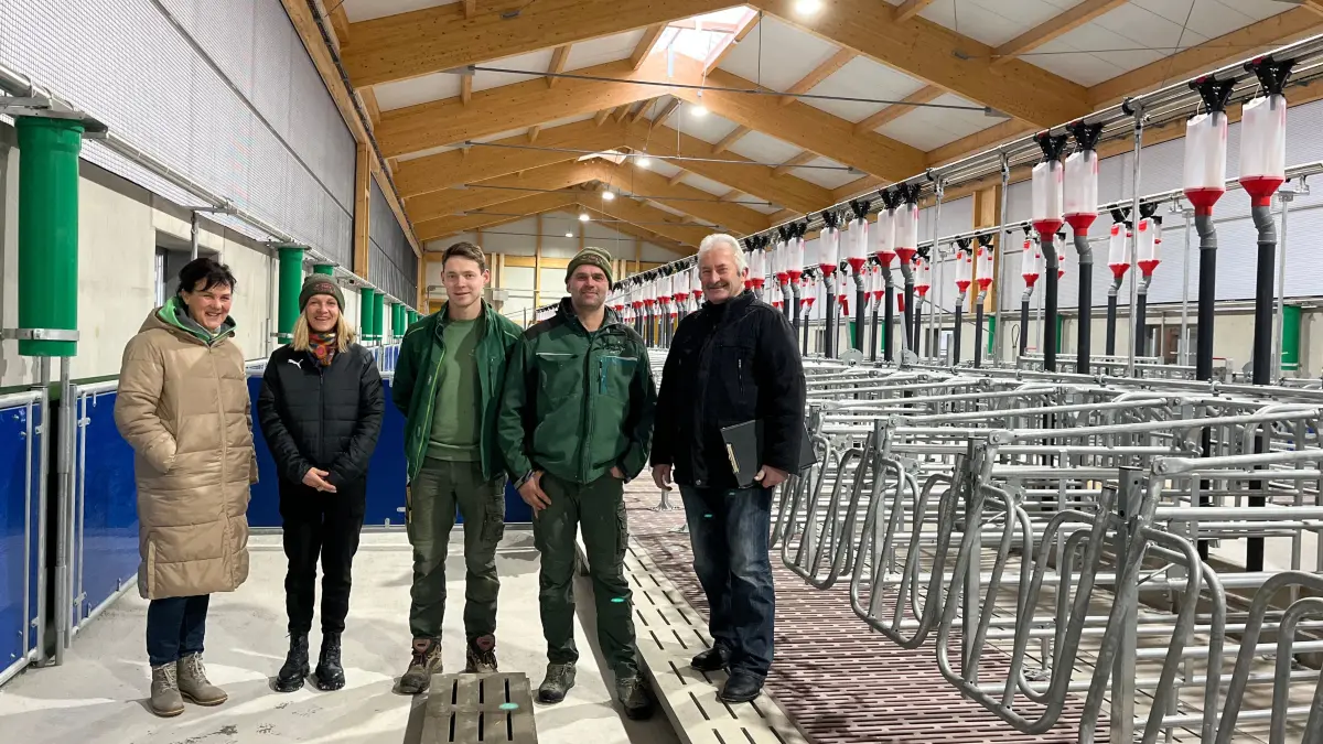 Gläserne Produktion im Betrieb der Familie Hölz. Pia Münch, Marina Hölz, Maxim Chulkin, Jürgen Hölz, Gebhard Aierstock