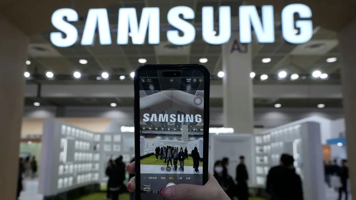 Samsung Electronics: ARCHIV - 23.10.2024, Südkorea, Seoul: Ein Besucher fotografiert das Logo von Samsung Electronics an dessen Stand während der Halbleiterausstellung 2024 im COEX-Kongresszentrum in Seoul, Südkorea. Der jüngste Quartalsausblick von Samsung Electronics bleibt hinter den Erwartungen zurück. (zu dpa: «Samsungs Geschäftsbericht fürs vierte Quartal enttäuscht») Foto: Ahn Young-joon/AP/dpa +++ dpa-Bildfunk +++