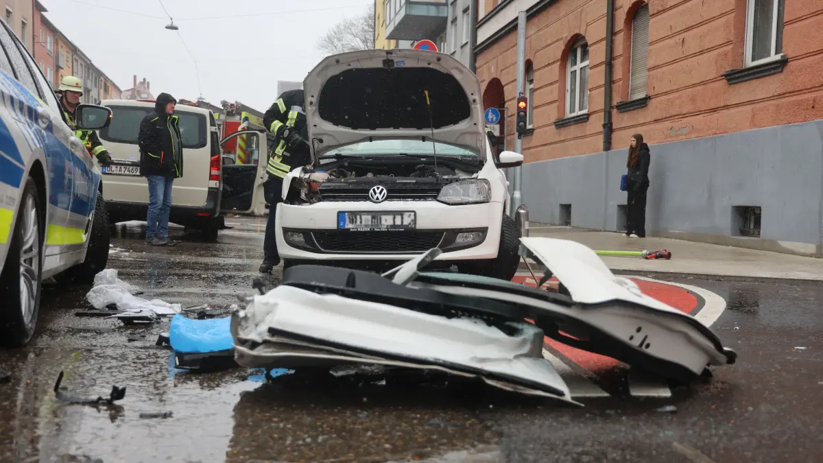 Unfall in Neu-Ulm: Beifahrer aus Auto befreit