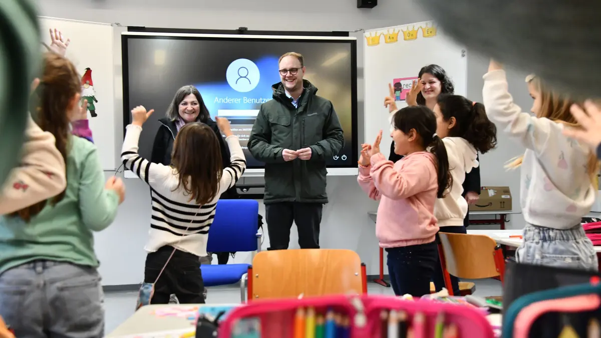 Der Bundestagsabgeordnete Marcel Emmerich (Grüne) hat am Mittwoch die Munderkinger Schule an der Donauschleife besucht, um sich über die Umsetzung des Startchancen-Programms vor Ort zu informieren.