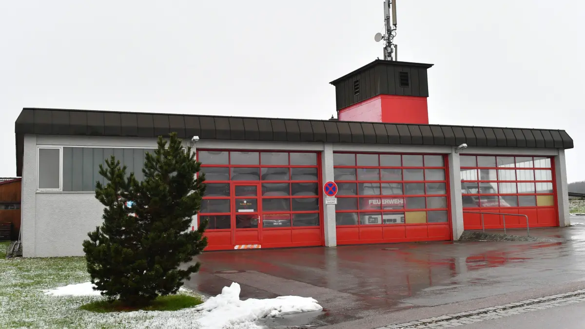 In die Jahre gekommen und zu klein: Das Feuerwehrhaus in Öpfingen soll absehbar erweitert und modernisiert werden.