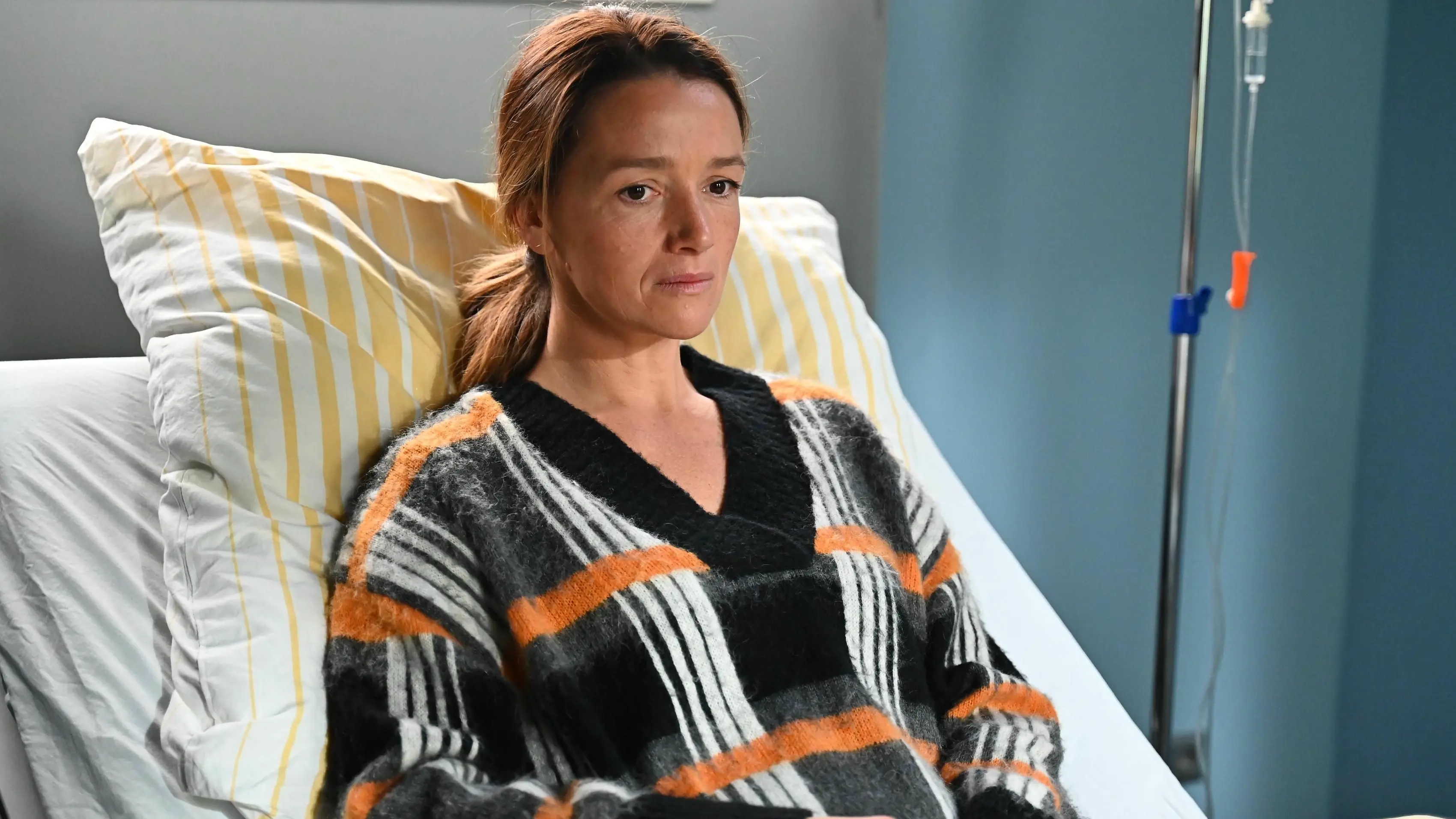 Jenny (Kaja Schmidt-Tychsen) hat die Eishalle in Brand gesetzt.