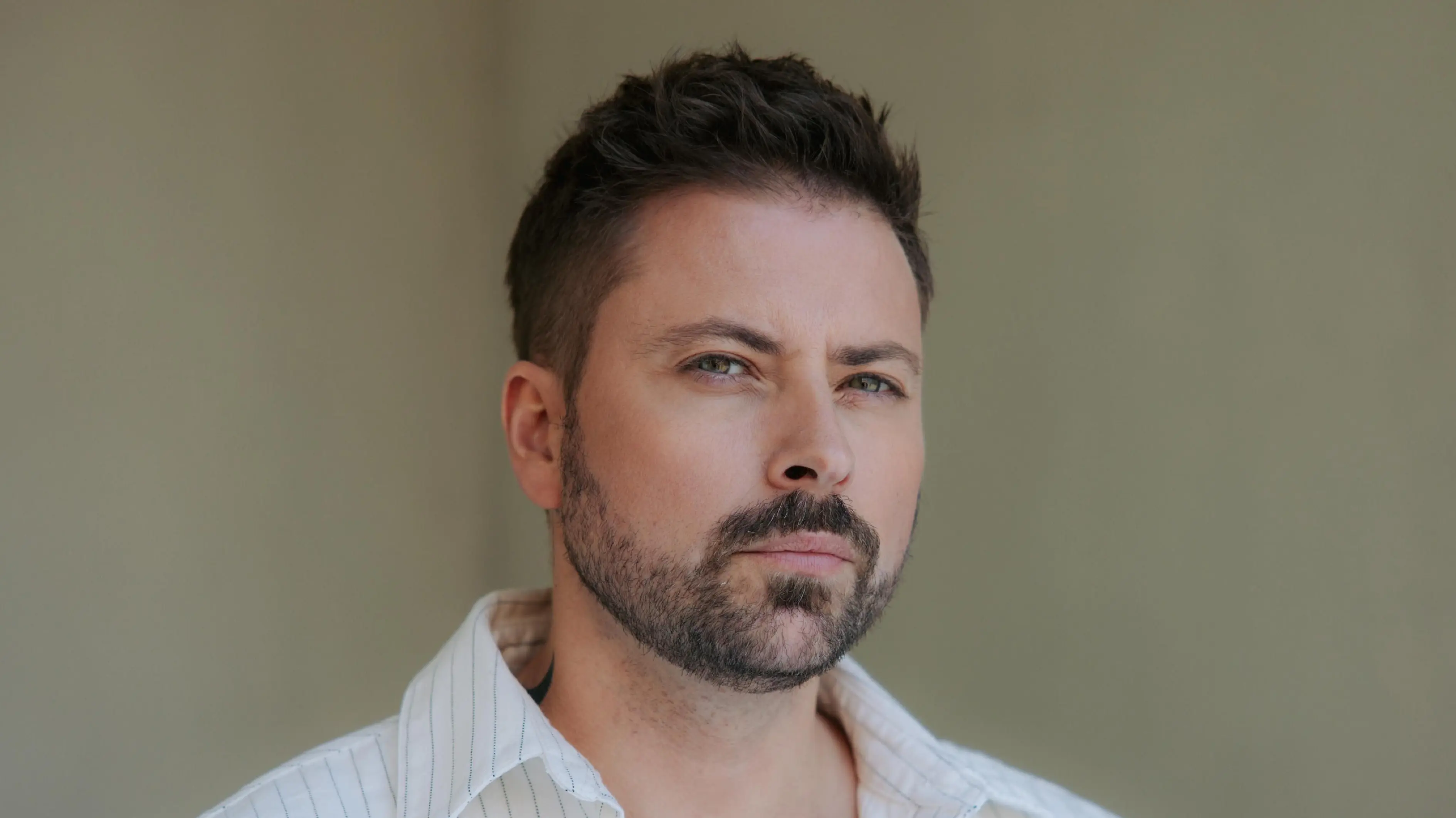 John (Felix von Jascheroff) weiß noch nicht, dass er eine Tochter mit Zoe hat.