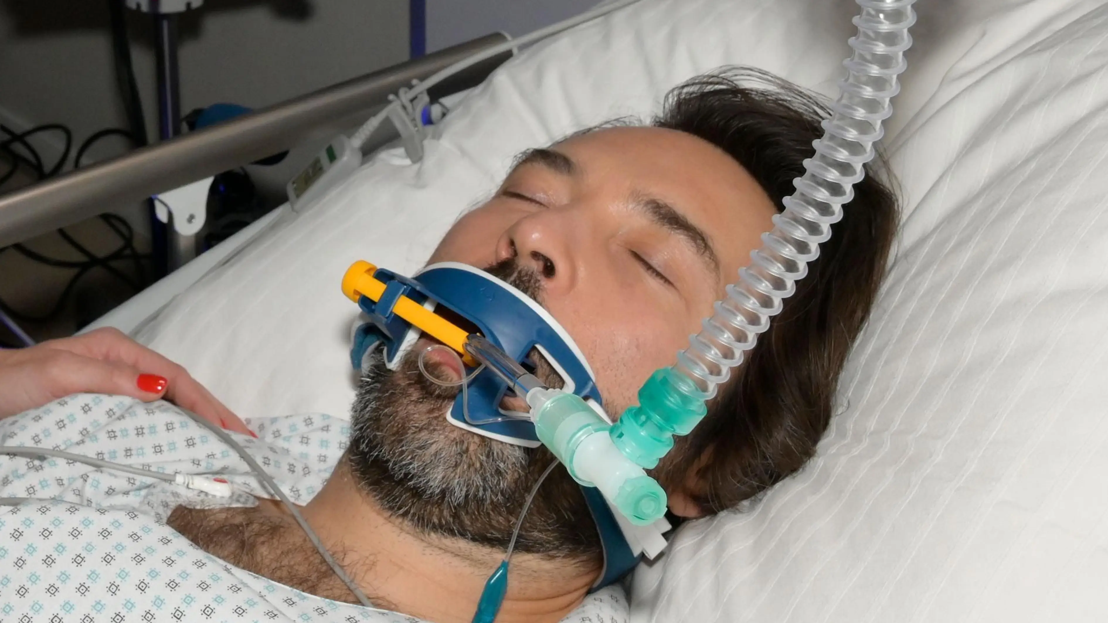 Nina (Maria Wedig) will die Hoffnung für Pedro (Alberto Ruano) nicht aufgeben.