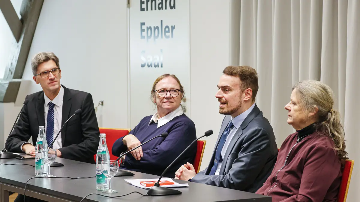 Ingrid Kühnel vom Kreisverkehr, FDP-Abgeordneter Valentin Abel und Stadträtin Annette Sawade bei der Podiumsdiskussion: Ländliche Mobilität im Wandel. Haller-Tagblatt-Redakteur Tobias Würth moderiert die Veranstaltung.