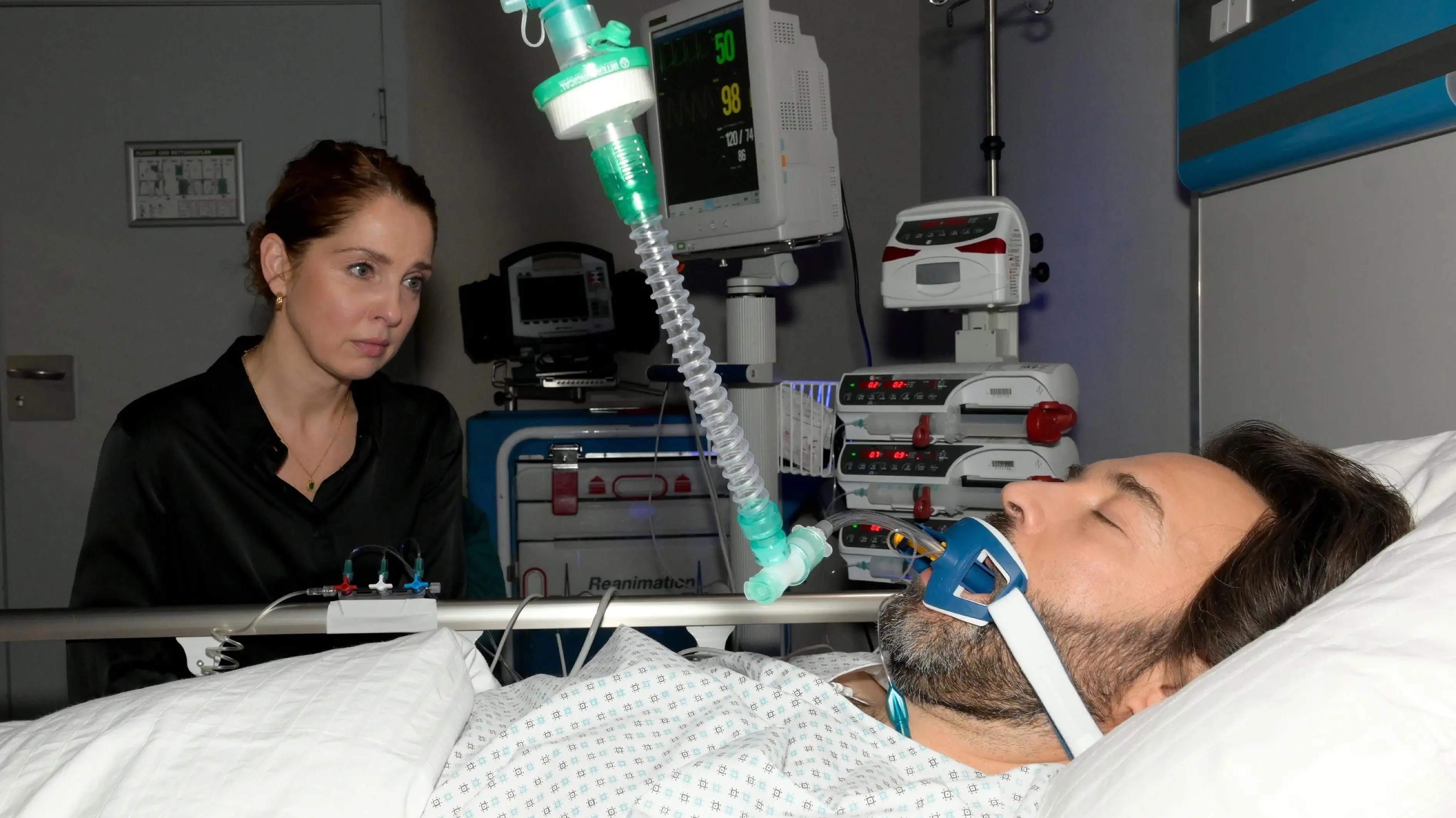 Nina (Maria Wedig) befürchtet, dass ihr Ehemann Pedro (Alberto Ruano) sterben wird.