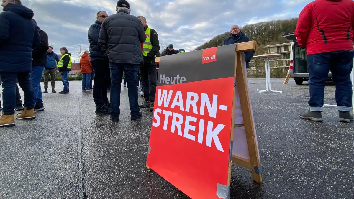 Streik der Busfahrer in Schwäbisch Hall. Verdi hat die Busfahrerinnen und Busfahrer zum Streik aufgerufen. Rund 80 sind zur Arbeitsniederlegung an den ZOB gekommen.
