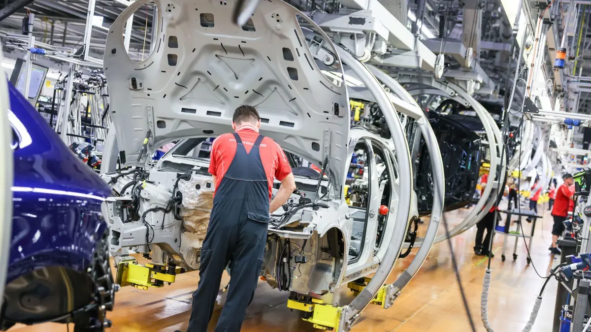 ARCHIV - 11.03.2024, Sachsen, Leipzig: Mitarbeiter in der Autoindustrie (zu dpa: «Ifo-Institut: Stimmung in der Autoindustrie noch schlechter») Foto: Jan Woitas/dpa +++ dpa-Bildfunk +++