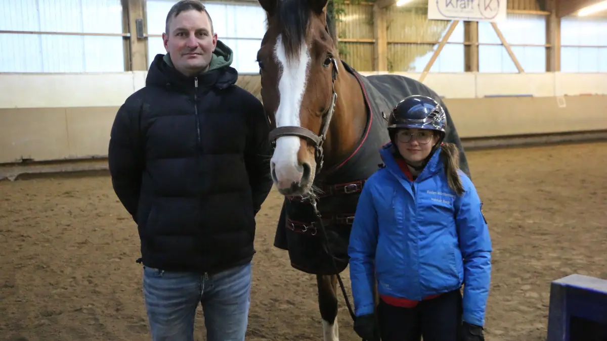 Hannah Beck mit Trainer Martin Fundis und einem ihrer Pferde Mäx Million.