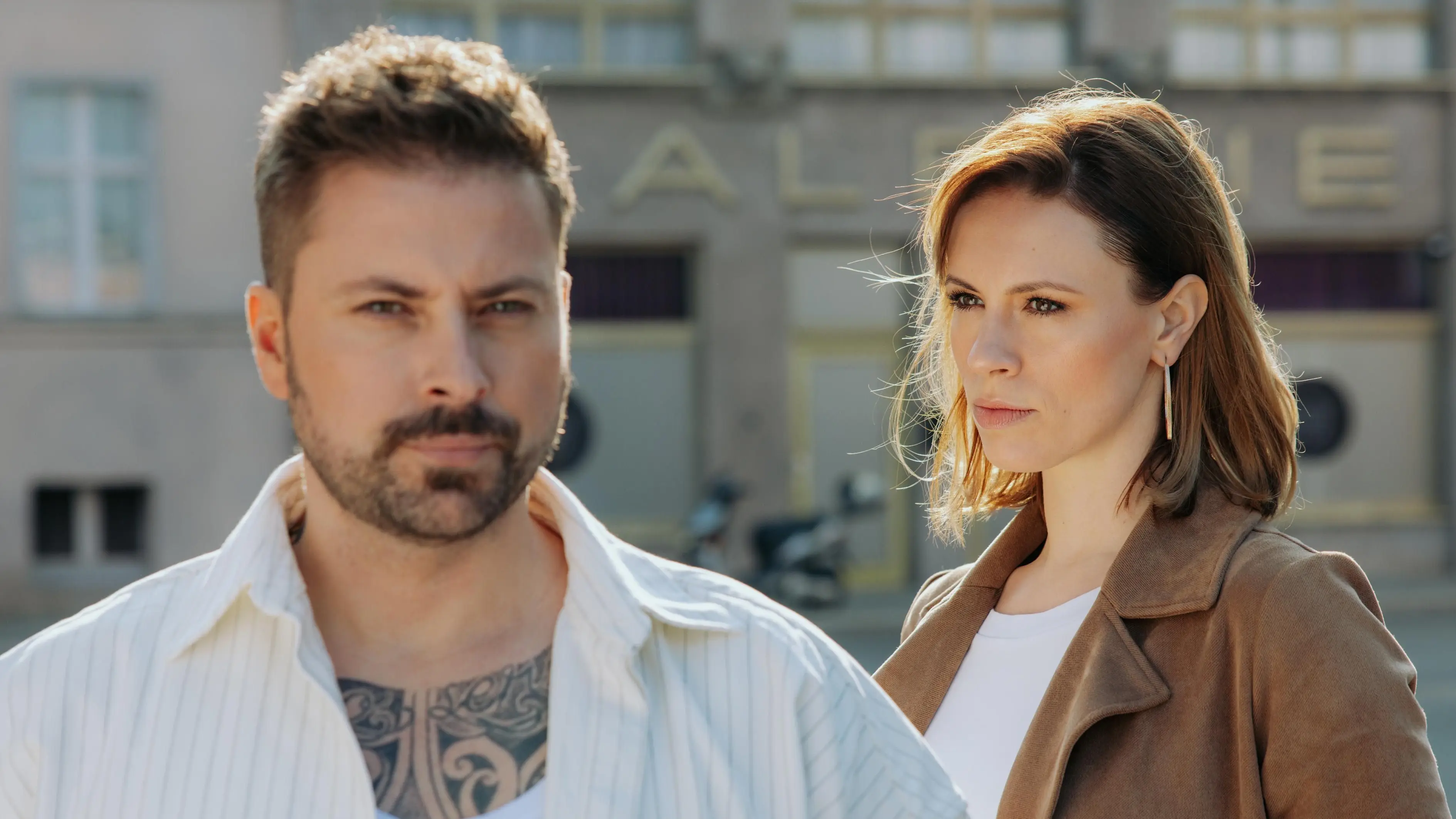 John (Felix von Jascheroff) erfährt, dass Zoe (Lara Dandelion Seibert) sein Restaurant umbauen will.