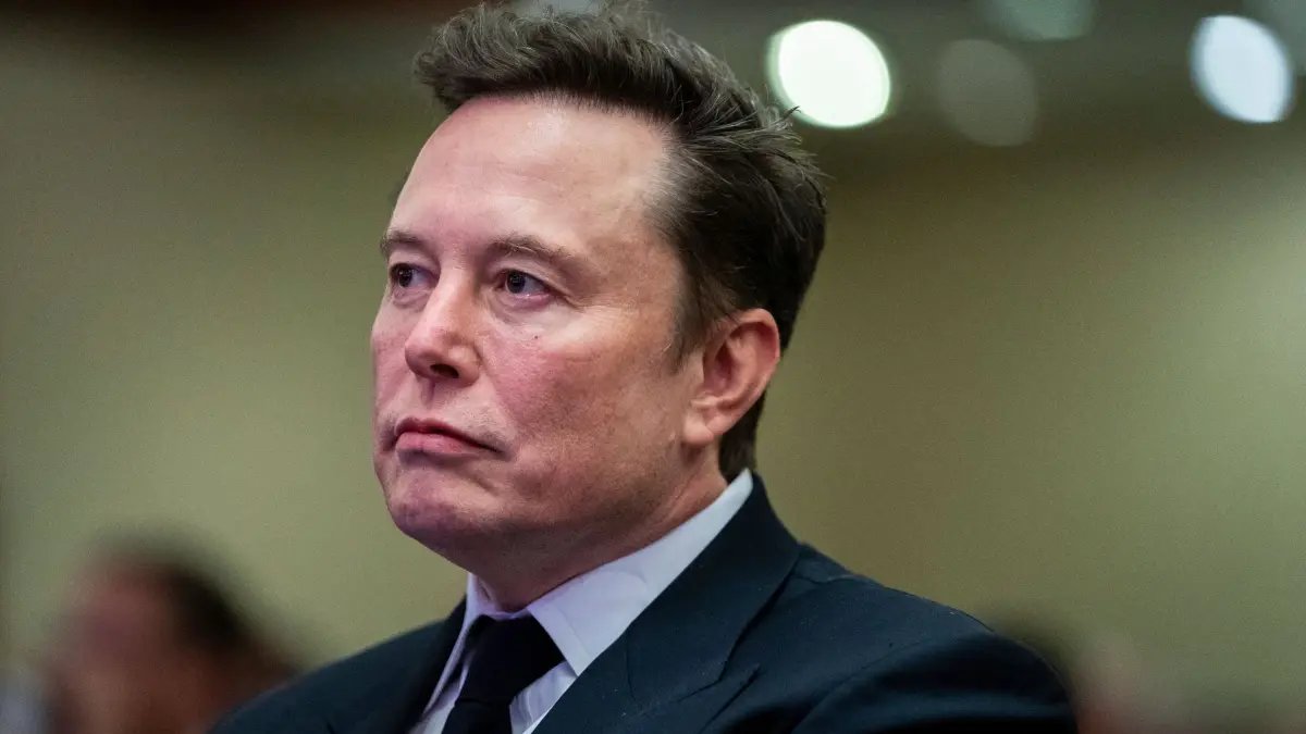 Elon Musk.: ARCHIV - 13.11.2024, USA, Washington: Elon Musk, Tech-Milliardär und Besitzer von «Tesla» und «X», hört zu, während der designierte US-Präsident Trump während eines Treffens mit dem Kongresskomitee der Republikaner spricht. (zu dpa: «Musk legt Berufung in Streit um Milliarden-Aktienpaket ein») Foto: Allison Robbert/AFP Pool via AP/dpa +++ dpa-Bildfunk +++