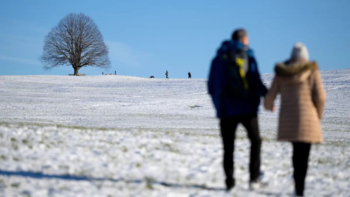 Ausflügler genießen das schöne Wetter und machen einen Spaziergang zum Irschenberg. +++ dpa-Bildfunk +++