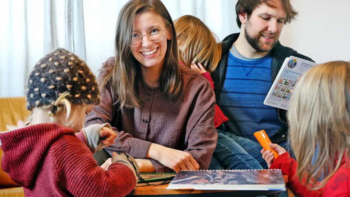 Alyssa Schwarz, US-amerikanische Influencerin, lebt mit ihrer Familie in Schwäbisch Hall und hat ein Buch über das Mutterwerden / Erziehung / Mütter / Geburt verfasst. Titel: Ein neuer Herzschlag - Worte, die dich halten, während du dein Kind hälst.