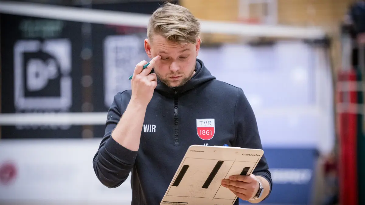 GER, Barock Volleys MTV Ludwigsburg vs. TV Rottenburg, 2. Volleyball Bundesliga, 2. BLM Sued, VBL, Spielzeit 2024/2025, 11.01.2025: Jan Scheuermann (TV Rottenburg, Trainer) - nachdenklich / GER, Barock Volleys MTV Ludwigsburg vs. TV Rottenburg, 2. Volleyball Bundesliga, 2. BLM Sued, VBL, Spielzeit 2024/2025, 11.01.2025
Foto: Eibner/Sandy Dinkelacker