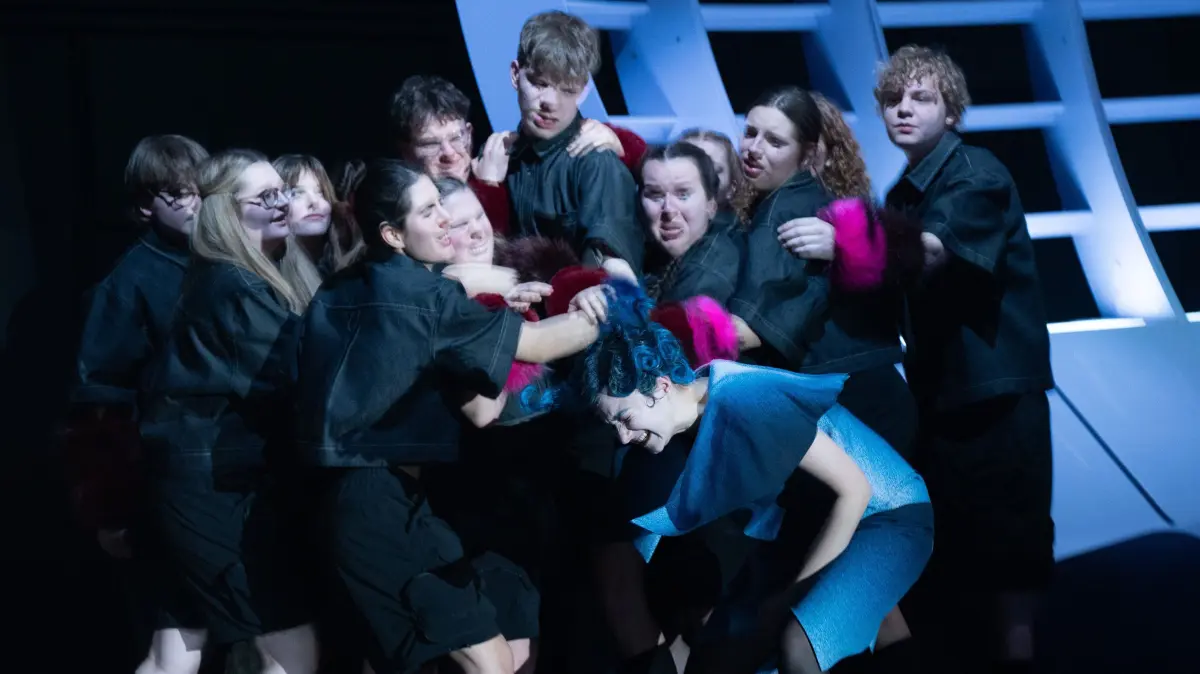 "Im Ferienlager" von Olga Bach, uraufgeführt unter der Regie von Jessica Glause am Schauspiel Stuttgart (Kammertheater).