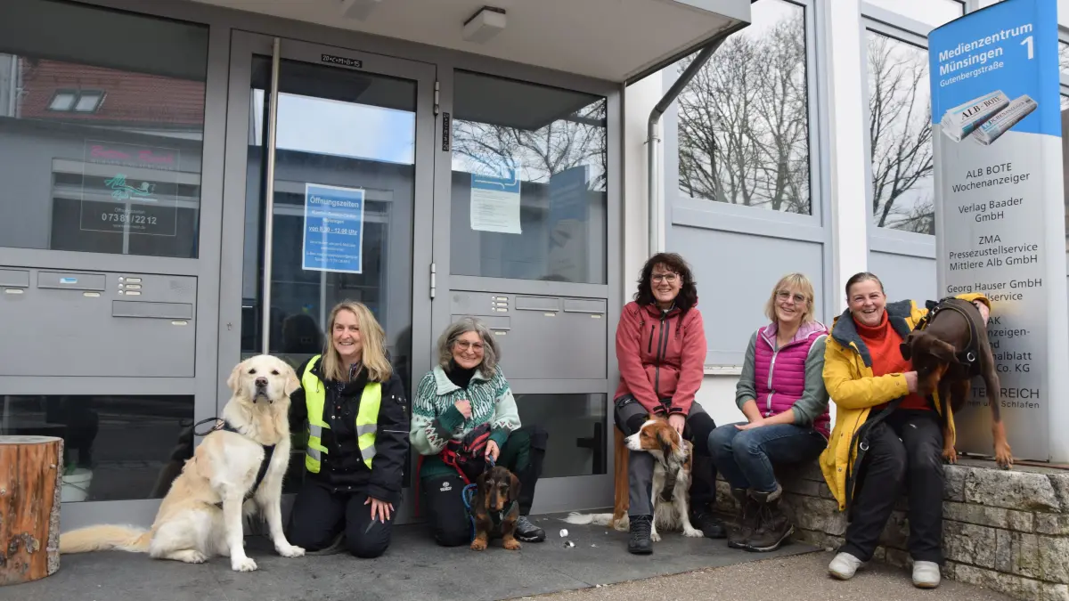 Diese vier Tier-Mensch-Teams der Hundeschule Dog Team Alb aus Mehrstetten hatten am Samstag die Gelegenheit, gemeinsam mit Trainerin Noris Bleher (Zweite von rechts) die Nasenarbeit der Hunde zu üben.