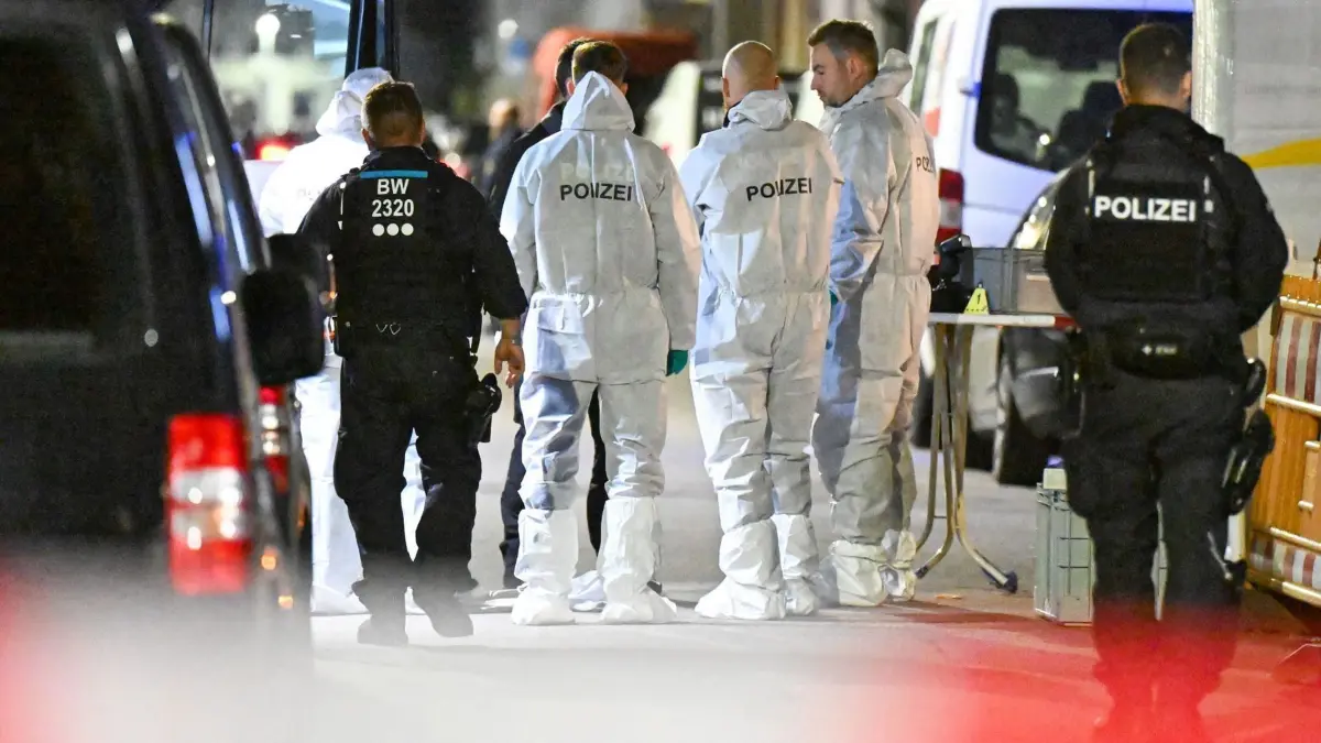 02.10.2024, Baden-Württemberg, Göppingen: Beamte der Spurensicherung der Kriminalpolizei sind an einem Tatort in Göppingen im Einsatz. Die Polizei ist in der Innenstadt von Göppingen mit einem Großaufgebot im Einsatz. In einer Bar sollen Schüsse gefallen sein, sagte Oberbürgermeister Alexander Maier (Grüne) der Deutschen Presse-Agentur. Foto: Marius Bulling/dpa +++ dpa-Bildfunk +++