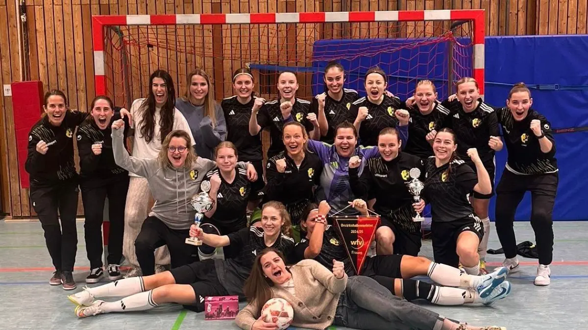 So sehen Siegerinnen aus: Der Fußball-Verbandsligist TSV Frommern dominierte die Hallen-Bezirksmeisterschaften in Ebingen und sicherte sich in der Mazmannhalle zum zehnten Mal den Titel.