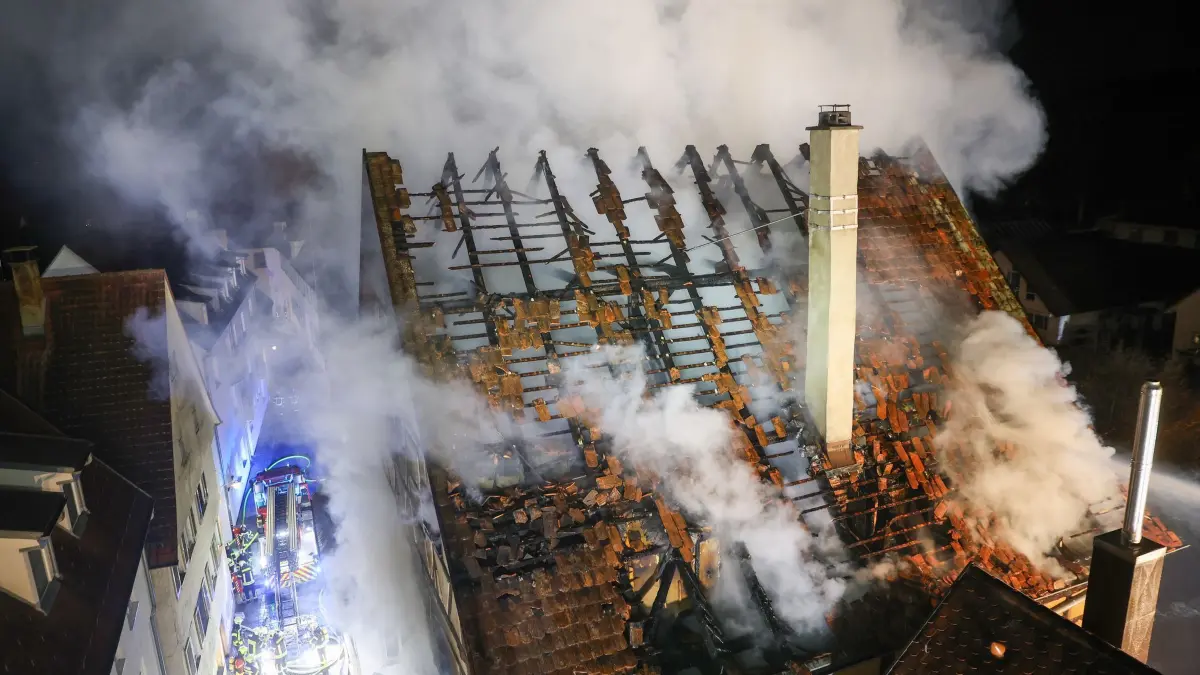 Brand in Riedlingen: 12.01.2025, Baden-Württemberg, Riedlingen: Die Feuerwehr löscht den Brand in einem Haus in der Altstadt. Ob noch Menschen im Haus sind und ob es Verletzte gibt, ist noch unklar. Foto: Thomas Warnack/dpa +++ dpa-Bildfunk +++