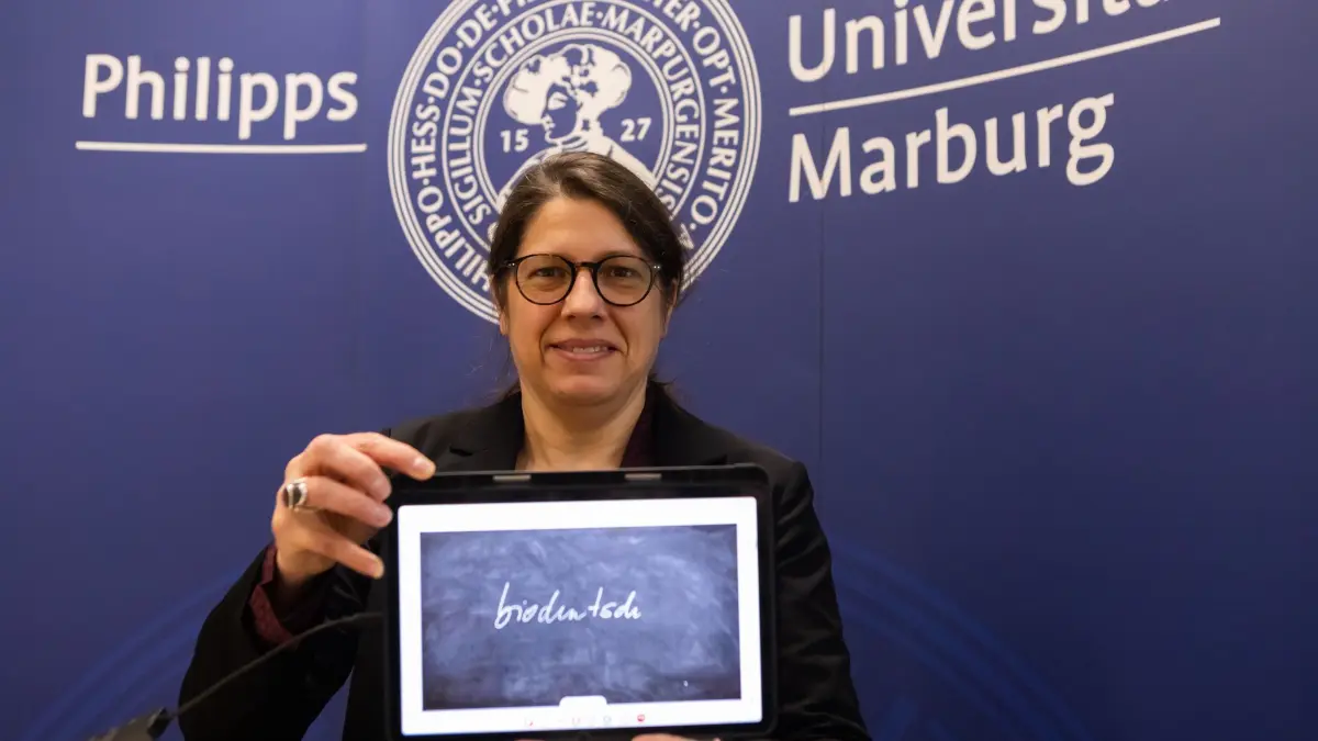 „Biodeutsch“ ist „Unwort des Jahres“ 2024: 13.01.2025, Hessen, Marburg: "Biodeutsch" ist das "Unwort des Jahres 2024". Constanze Spieß, Professorin am Institut für Germanistische Sprachwissenschaft der Philipps-Universität Marburg und Sprecherin der Unwort-Jury, verkündet die Entscheidung auf der Pressekonferenz im Forschungszentrum Deutscher Sprachatlas. Foto: Christian Lademann/dpa +++ dpa-Bildfunk +++