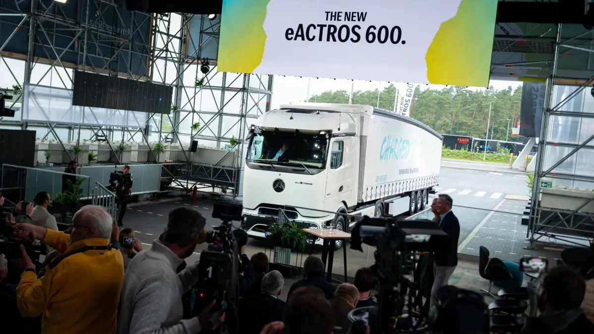 Amazon kauft Elektro-Lkw bei Daimler: ARCHIV - 10.10.2023, Niedersachsen, Egestorf: Der US-Konzern Amazon hat bei Daimler Truck 200 E-Lkw des 2023 vorgestellten Typs «eActros 600» bestellt. (zu dpa: «Amazon bestellt 200 Elektro-Lkw bei Daimler Truck») Foto: Jonas Walzberg/dpa +++ dpa-Bildfunk +++