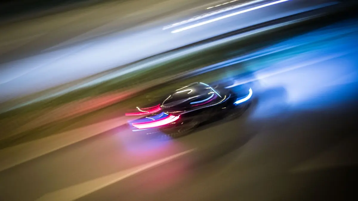 Auto auf Autobahn: ARCHIV - 14.10.2016, NA, Frankfurt/Main: Zu Lichtspuren verwischt sind die Fahrzeuge auf einer Autobahn. Die Aufnahme entstand mitgezogen aus freier Hand bei einer Belichtungszeit von einer fünftel Sekunde. (zu dpa: «Raser bedrängt Polizeistreife - Ermittlungen») Foto: Frank Rumpenhorst/dpa +++ dpa-Bildfunk +++