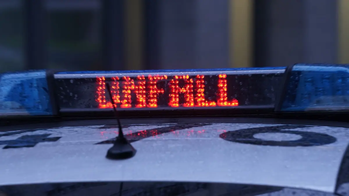 ARCHIV - 15.03.2024, Hamburg: Der Schriftzug "Unfall" ist neben dem Blaulicht auf dem Dach eines Polizeiautos zu lesen (Symbolbild). (zu dpa: «Fußgängerin von Auto erfasst und schwer verletzt») Foto: Marcus Brandt/dpa +++ dpa-Bildfunk +++