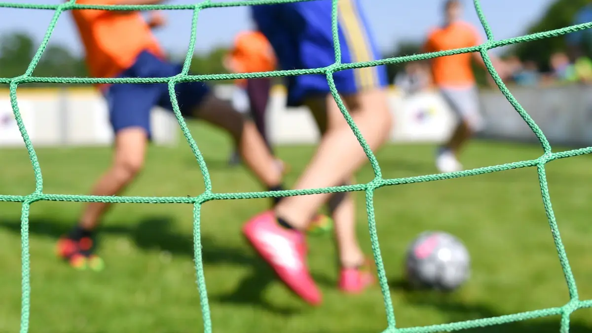 Jugendarbeit erholt sich von Corona-Folgen: ARCHIV - 05.06.2016, NA, ---: ILLUSTRATION - Kinder spielen auf einem Sportplatz Fußball. Hamburger Sportvereine verzeichnen mehr Mitglieder. (zu dpa: «Jugendarbeit erholt sich von Corona-Folgen») Foto: Uwe Anspach/dpa +++ dpa-Bildfunk +++