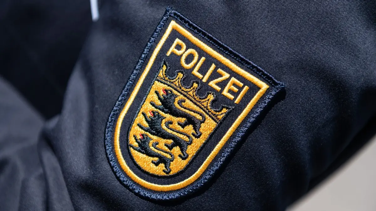 Polizei-Wappen Baden-Württemberg: ARCHIV - 26.05.2022, Baden-Württemberg, Stuttgart: ILLUSTRATION - Das Wappen der Polizei Baden-Württemberg ist auf der Uniform einer Polizeibeamtin zu sehen. (zu dpa: «Opposition will Aufklärung von Vorwürfen gegen Polizeiführer») Foto: Silas Stein/dpa +++ dpa-Bildfunk +++