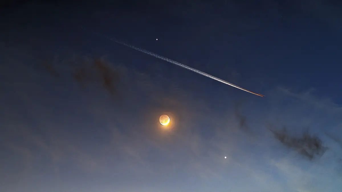 Blick auf die Planeten Venus und Jupiter am Abendhimmel. Ende Februar, Anfang März bietet sich eine Gelegenheit für besondere Himmelsereignisse, wenn sich die beiden hellsten Planeten am Abend treffen. +++ dpa-Bildfunk +++