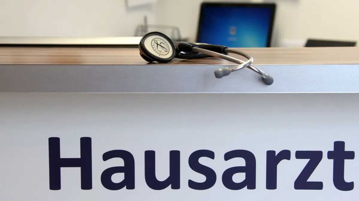 Neue Bewerbungsrunde für Medizinstudium über Landarztquote: ARCHIV - 04.09.2014, NA, ---: Ein Stethoskop liegt in der Praxis eines Hausarztes. In der Debatte um Ungerechtigkeiten bei der Terminvergabe in Arztpraxen wehrt sich die Kassenärztliche Bundesvereinigung (KBV) gegen Kritik, dass Kassenpatienten lange auf Termine warten müssten. (zu dpa: «Studieren ohne NC - Bewerbung für Landarztstudium möglich») Foto: Stephan Jansen/dpa +++ dpa-Bildfunk +++