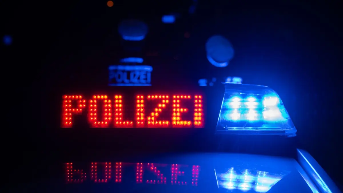 ILLUSTRATION - 30.11.2023, Baden-Württemberg, Stuttgart: Zwei Polizisten stehen vor einem Polizeifahrzeug (gestellte Szene). (zu dpa: «Ermittlungen wegen fahrlässiger Tötung nach Unfall in Hannover») Foto: Marijan Murat/dpa +++ dpa-Bildfunk +++