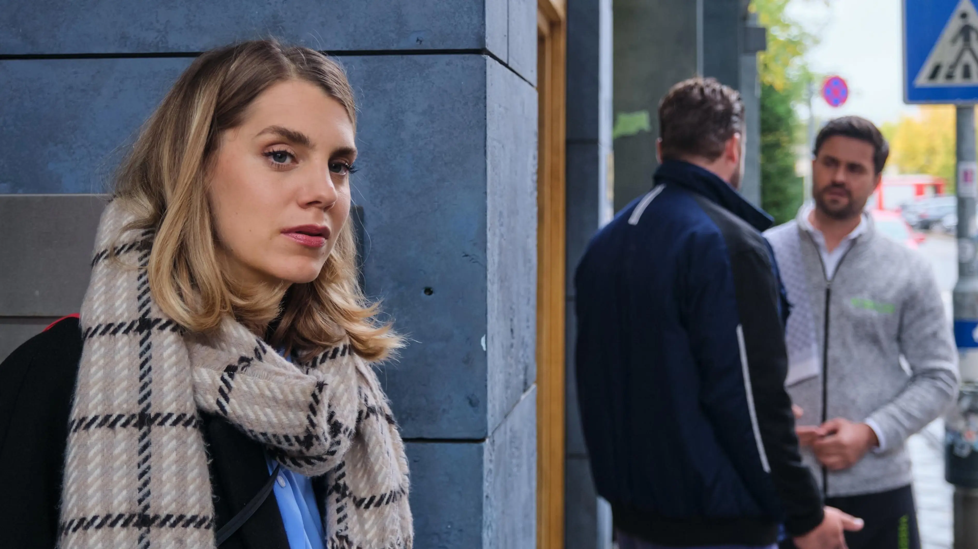 Stella (Bettine Langehein) kriegt verletzt mit, was Paco (Milos Vukovic, r.) wirklich denkt.