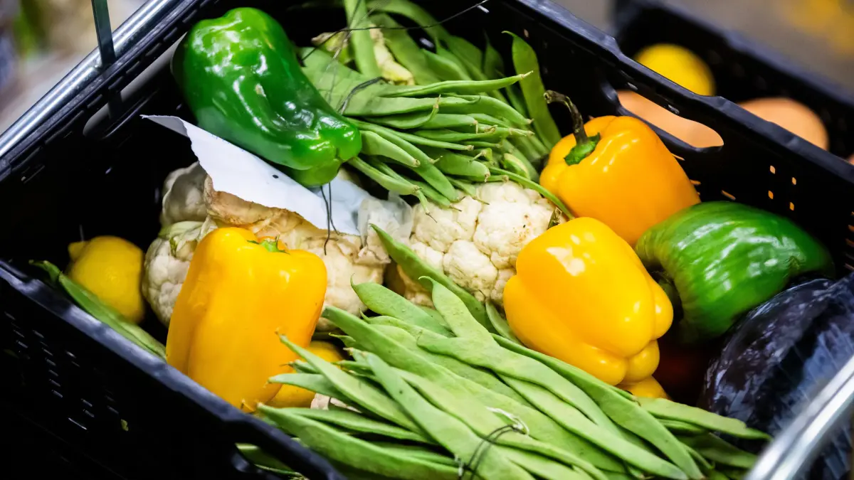 Gemüse bei der Berliner Tafel auf dem Berliner Großmarkt-Gelände, welches bei der Fachmesse Fruit Logistica eingesammelt wurde. Die Tafel verteilt die Lebensmittel an von Armut betroffene Menschen. (zu dpa: «76 Tonnen Obst und Gemüse für Berliner Tafel») +++ dpa-Bildfunk +++
