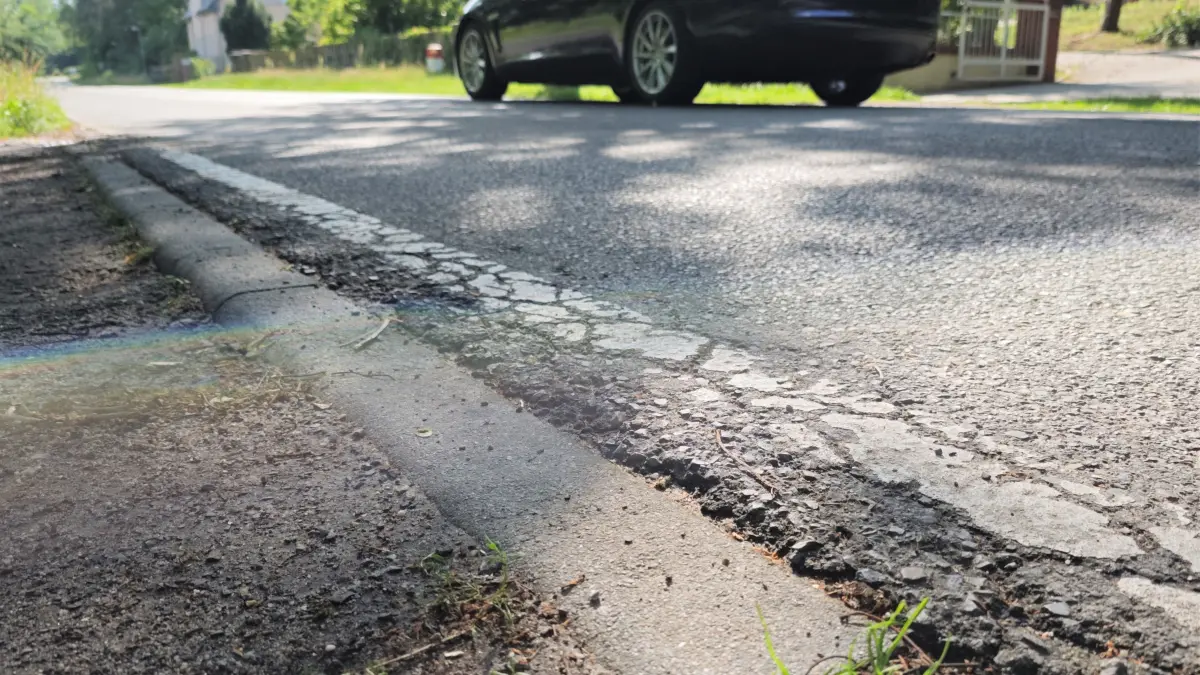 Die L35 in Petersdorf bei Bad Saarow. Erst, wenn die Landesstraße im Kurort saniert ist, kann die Petersdorfer Ortsdurchfahrt erneuert werden.