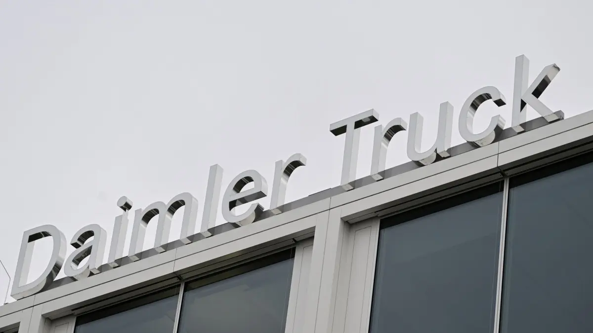 Daimler Truck Zentrale: ARCHIV - 18.10.2024, Baden-Württemberg, Stuttgart: Der Schriftzug Daimler Truck ist an der Zentrale des Nutzfahrzeugherstellers angebracht. (zu dpa: «Daimler Truck verkauft weniger Fahrzeuge») Foto: Bernd Weißbrod/dpa +++ dpa-Bildfunk +++