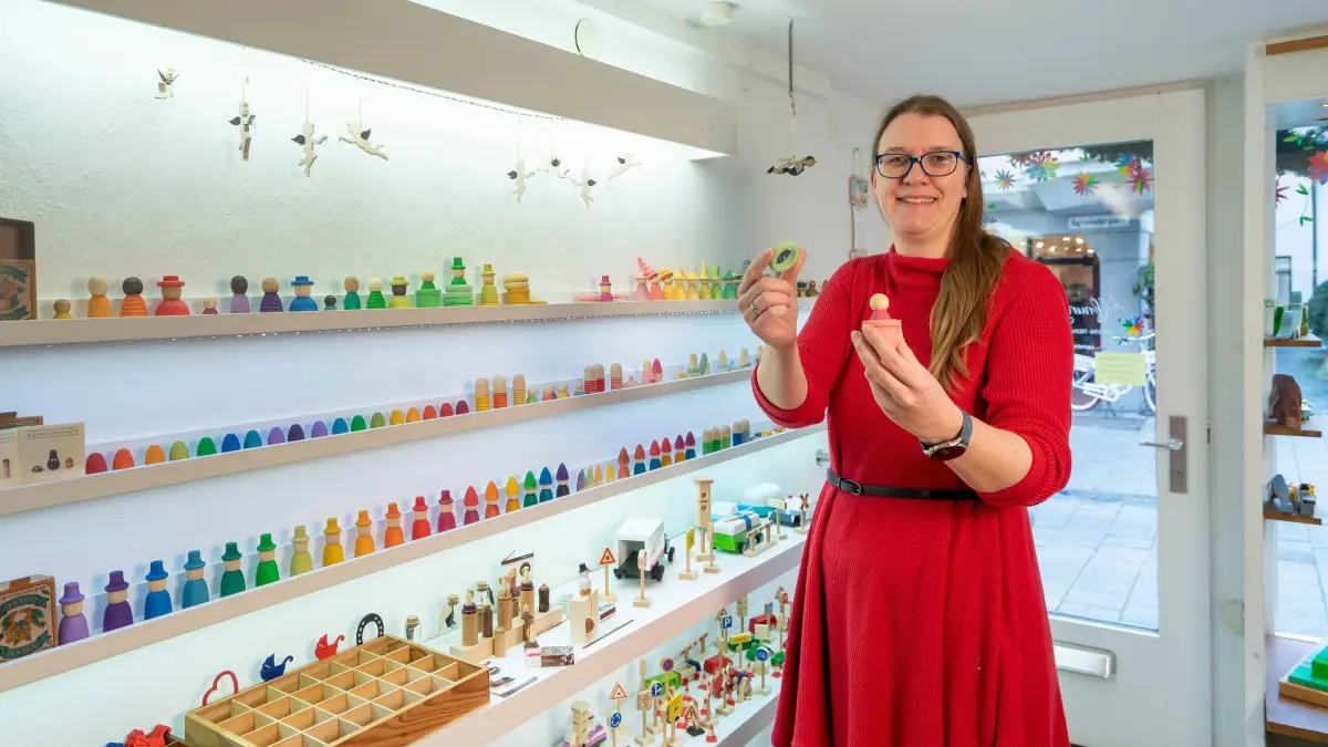 Nachfolger von Claudia B Holzspielzeug in der Herrenkellergasse geht an den Start, Stefanie Grössl führt den Laden unter neuem Namen weiter.