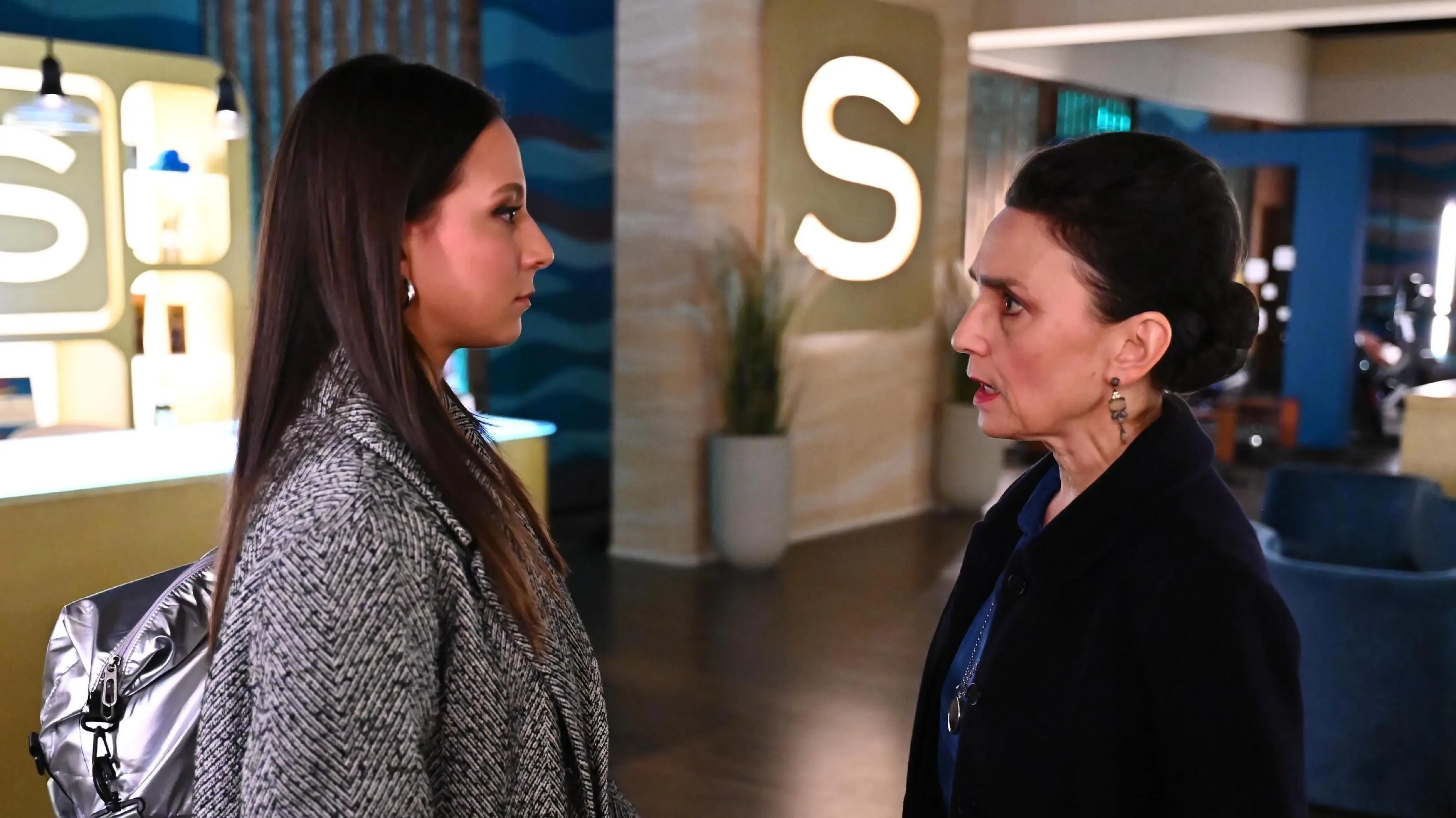 Charlie (Shaolyn Fernandez, l.) erhält eine klare Ansage von Simone (Tatjana Clasing).