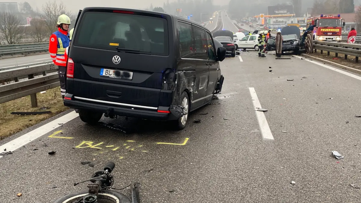 Die B27 bei Hechingen ist zur Stunde noch ein Trümmerfeld. Die Aufräumarbeiten werden den ganzen Vormittag über andauern.